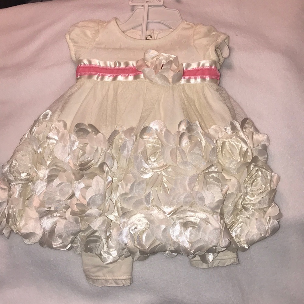 Infant girls Dress, 6-9 months. Off-White/cream